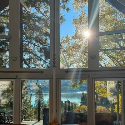 Surreal Feel Lakeview Chalet