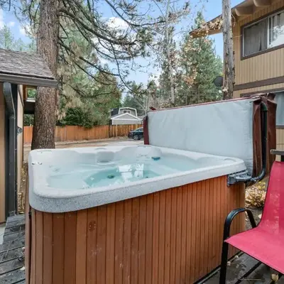 Bear Retreat - Modern location within walking distance to Snow Summit with a private hot tub!