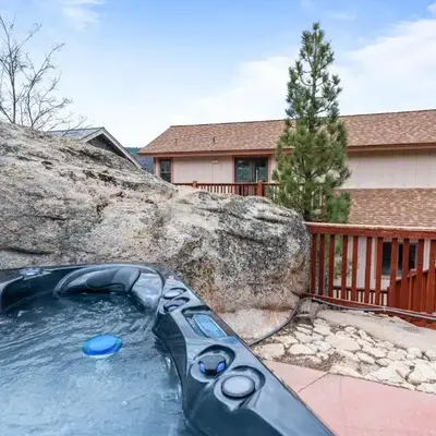Boulder Bay Chalet Lakefront - Elegantly decorated with Hot Tub and Game Room!