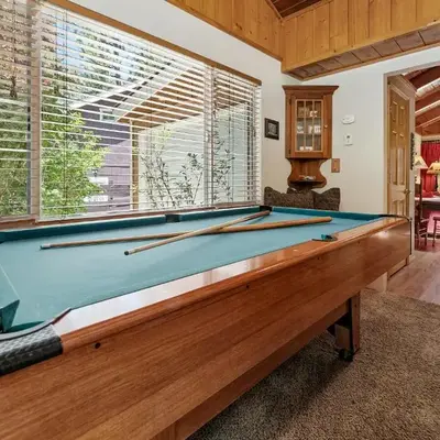 Catalina Retreat -Cozy mountain home in a tree filled neighborhood