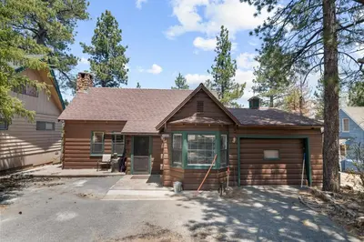 a home with a log cabin at Chalet Des Ours -Comfortable and spacious home with WIFI! Close to everything! in Big Bear Lake