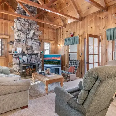 Chalet Des Ours -Comfortable and spacious home with WIFI! Close to everything!