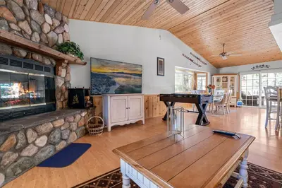Gallery image of Cozy Fox Cabin - Stunning Big Bear property with Hot Tub, Foosball and Much more! in Big Bear Lake