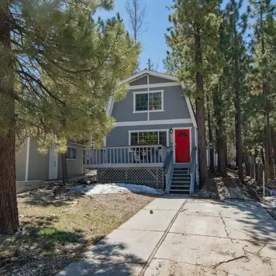 Glenview Getaway - Cozy farm house! Walking distance to the lake!