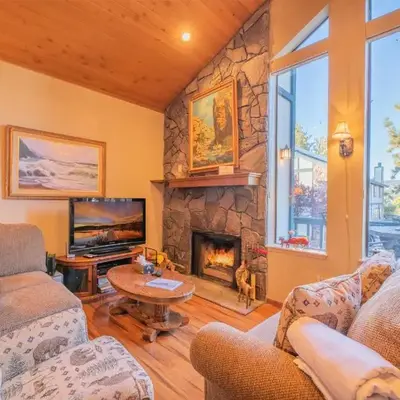 Lakefront Viking Oasis - Beautiful Viking Estates condo complex on the lake!