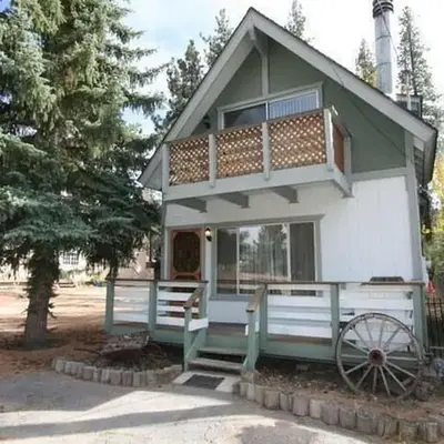 Village Hideaway - Perfectly cozy cabin with a beautiful location