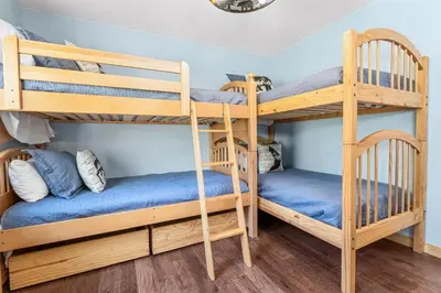 a bunk bed room with two bunk beds at The Grizzlies Den - Log style cabin located in the desirable Fox Farm area! Games and arcade! in Big Bear Lake