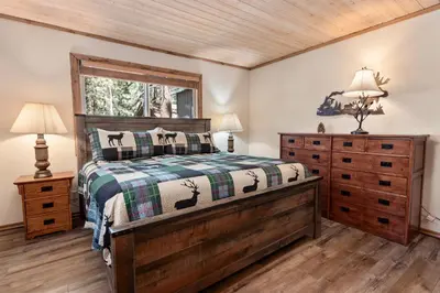 a bedroom with a bed and a dresser and a window at Summit Mountain Lodge - Amazing location just down the street from Snow Summit! in Big Bear Lake