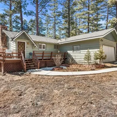 Snowridge - Charming classic cabin with a wood burning fireplace and WiFI!