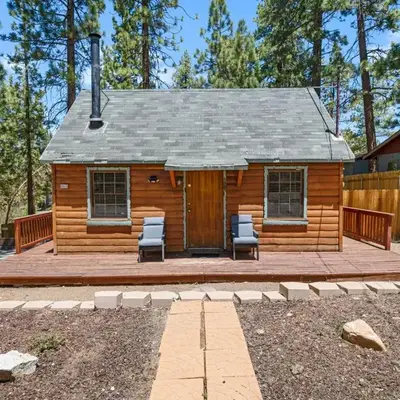 Highland Hideaway - Walk to lake and village!