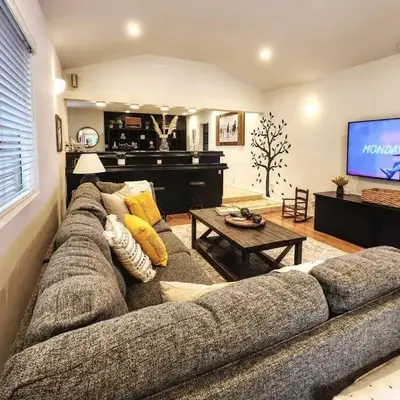 Stylish 4 Bedroom Home Near Venice Beach with Backyard BBQ