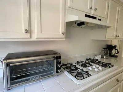 a kitchen with a stove top oven in a kitchen at Charming Bright Traditional Home in Sherman Oaks in Sherman Oaks