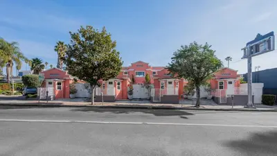 a row of houses on a city street at Day Dreams by AvantStay in Los Angeles