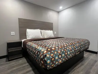 a bedroom with a large bed in a room at Vance Motel in Lynwood