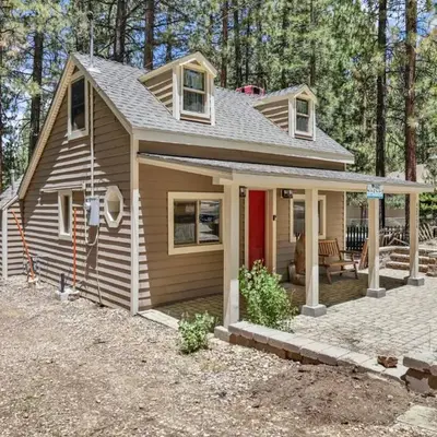 Moonridge R n R- Cozy Single Level Central Chalet Home