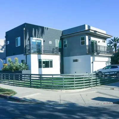 4BR/4BR modern house at Mid-city