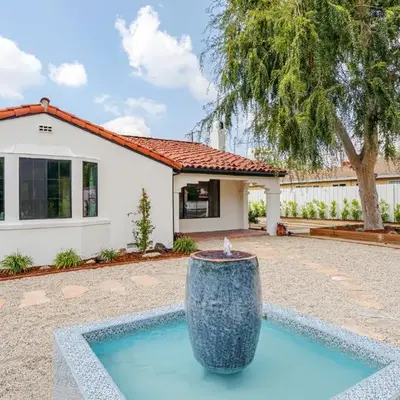 Designer 2 bed near Universal sleeps 8 hot tub