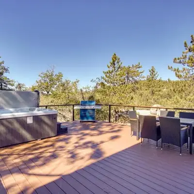Running Springs Cabin with Spacious Deck and Hot Tub!