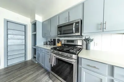 a kitchen with a stove and a microwave at 8 Beds Home with 4 Car Parking Space - Near DTLB in Long Beach