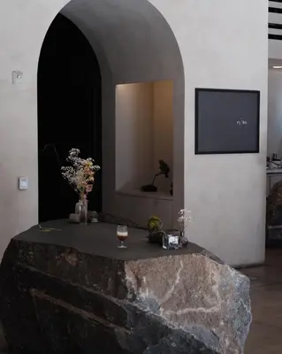 a room with a stone table with flowers on it at kodō hotel - Heart of LA Arts District in Los Angeles