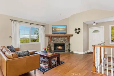 a living room with a couch and a fireplace at Charming Getaway Cabin in Lake Arrowhead