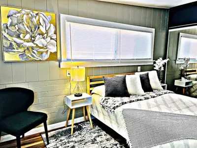 a bedroom with a bed and a chair at Bonito descanso LAX 10 min SOFI 5 min in Hawthorne