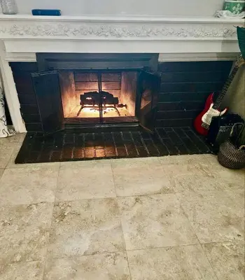 a fireplace with a fire inside of it at Buxton Mirror Room in Rialto