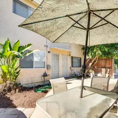 3 Mi to Universal Studios North Hollywood Home