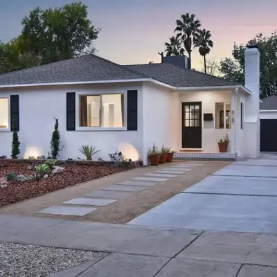 Beautiful 3 Bed Home with a Large Back Yard Outdoor Space