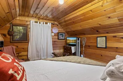 a bedroom with a bed in a log cabin at Boulder Bay Getaway in Big Bear Lake