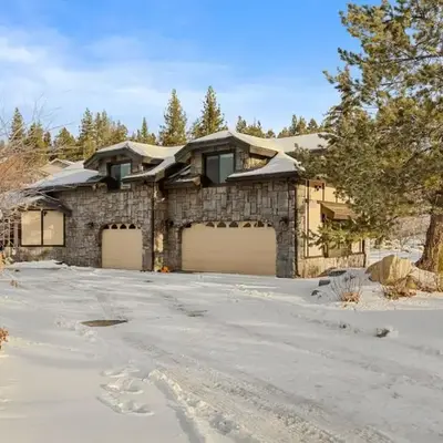 Roaring Lion Lakefront Lodge