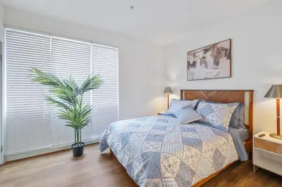 a bedroom with a bed and a potted plant at 2 Santa Monica Beach Walking in Los Angeles