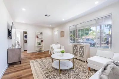 a living room with a couch and a table at Acogedora Casa Cerca de Todo in Los Angeles