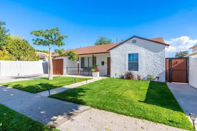 a house with a grass yard at Acogedora Casa Cerca de Todo in Los Angeles