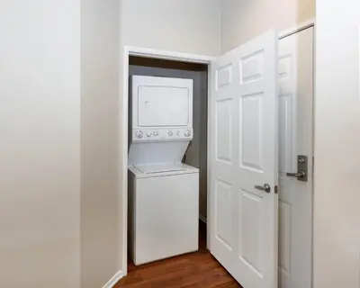a white laundry room with a washer and dryer at Luxe MDR apartment,Parking, Gym, Pool, jacuzzi,BBQ in Los Angeles