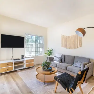 Thousand Oaks 2br near shopping dining bars LAX-1157