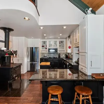 Large Comfy Family cabin-Great Kitchen