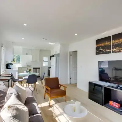5 Mi to Venice Beach Chic Los Angeles Abode