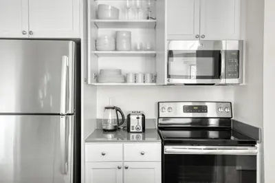 a kitchen with a stove and a microwave and a refrigerator at Pasadena 1BR w gym pool nr Colorado Ave LAX-861 in Pasadena