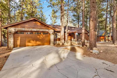 a home in the woods with a garage at Mockingbird mountain getaway #2380 in Big Bear Lake