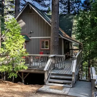 The Mighty Pines Retreat + Large Patio + BBQ+View!