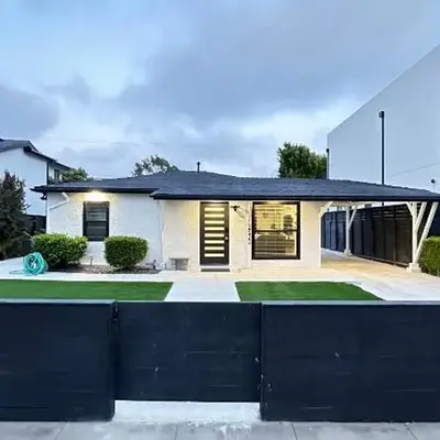 Modern Studio Stylish &Cozy Back Unit