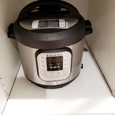 a crock pot sitting on top of a counter at Spacious 22, Wi-fi, Pool, Hot Tub, 24hr Gym in Los Angeles