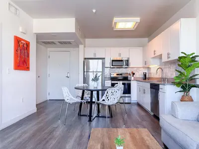 a kitchen and dining room with a table and chairs at Monthier Downtown SA5S1U0 in Los Angeles