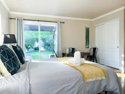 a bedroom with a large bed with towels on it at Monthier Picfair Village CA1G6R23 in Los Angeles