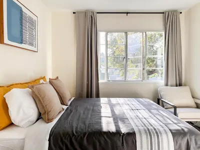 a bedroom with a large bed and a window at Monthier LACMA SI5T8H57 in Los Angeles