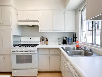 a white kitchen with a stove and a sink at Monthier LACMA SI5T8H57 in Los Angeles