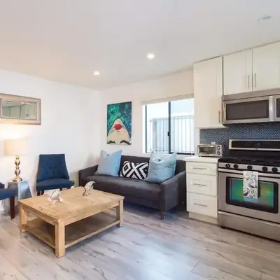 Sunny 1 Bedroom in the Heart of Venice Beach - 2