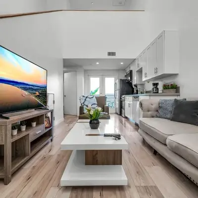 Modern 1-Bedroom Loft in Hollywood with Parking