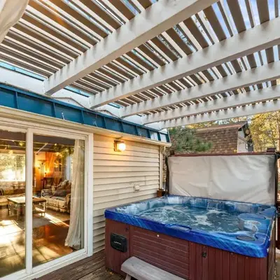 Hillcrest HappyNest - Hot tub